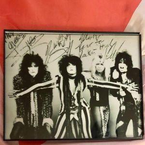 MOTLEY CRUE 8X10 SIGNED FRAMED PHOTO